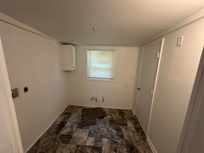 Laundry - 2139 Baxter St