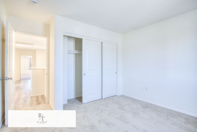 Building Photo - Beautiful 2-story home located in a gated community