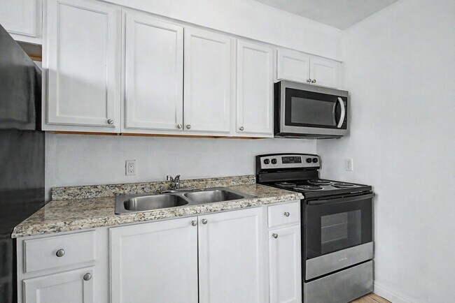 Building Photo - *** Two bedroom home with yard ***
