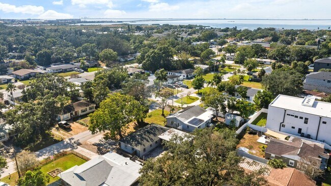 Building Photo - 4619 W Bay Villa Ave