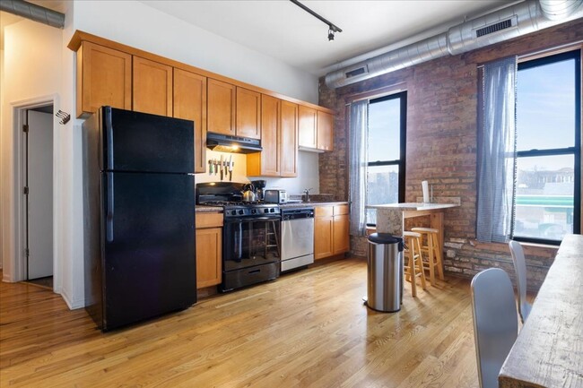 Building Photo - 2758 W Fullerton Ave