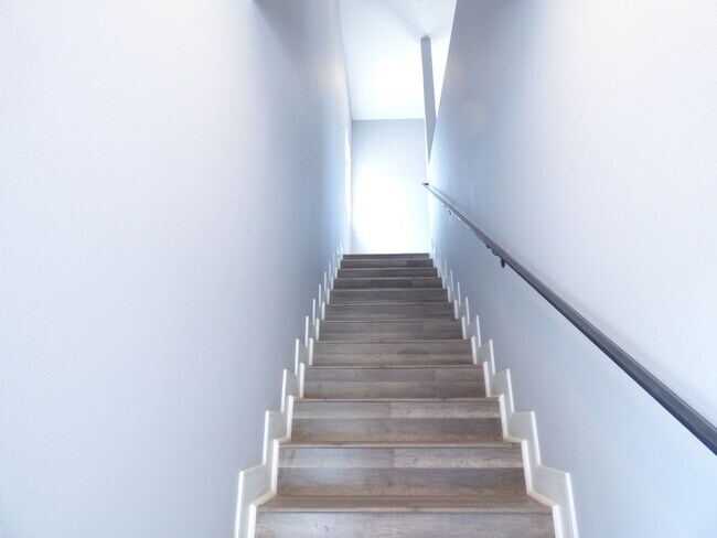 Building Photo - 1923 Holly Dr