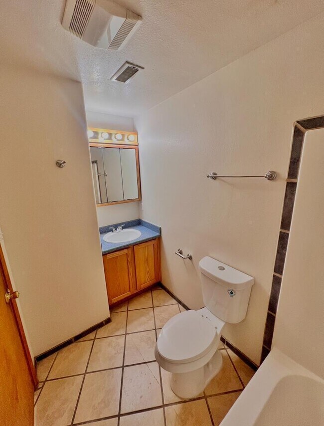 Building Photo - 615 Candelaria Rd NW