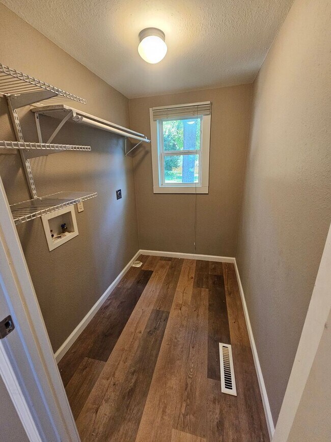 Building Photo - 2 bedroom | 1 bathroom | 1 car detached shop or garage | Large lot | Pets welcome!