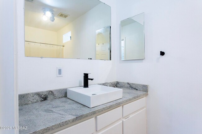 Building Photo - 1081 Paseo Freno
