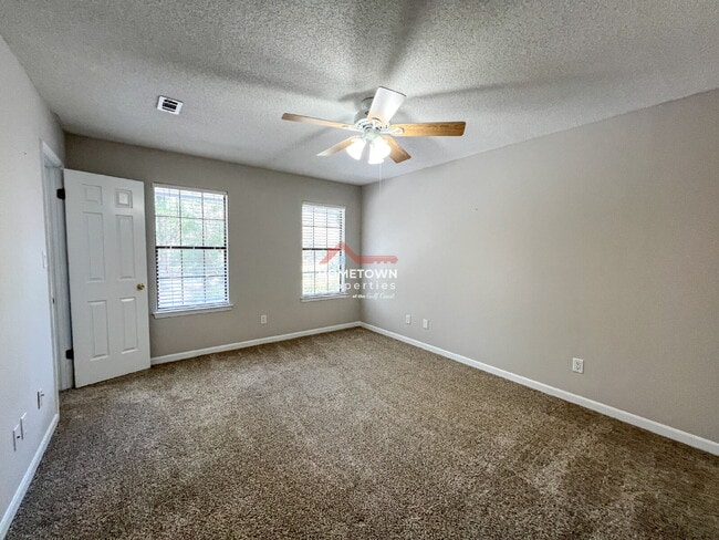 Building Photo - Location! 2-Bed Townhouse with 2.5 Baths i...