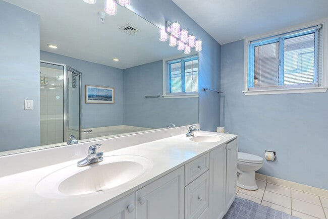 Building Photo - 10 N Forest Beach Dr