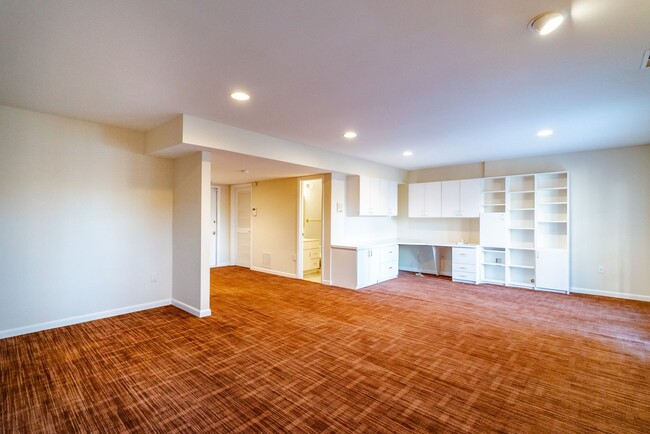 Building Photo - Luxurious 3 Bed 2 Full 2 Half Bath Brick T...