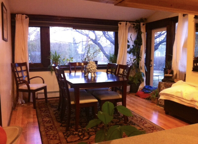 Dinningroom with large picture windows(views of garden) - 40 Oak St