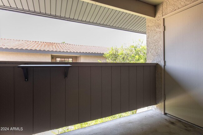 Building Photo - 1402 E Guadalupe Rd