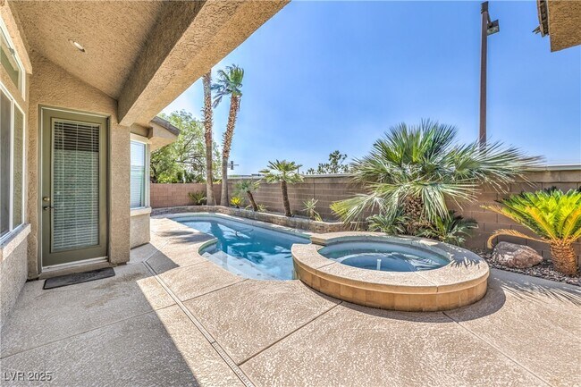 Building Photo - 10227 Sunset Gardens Dr
