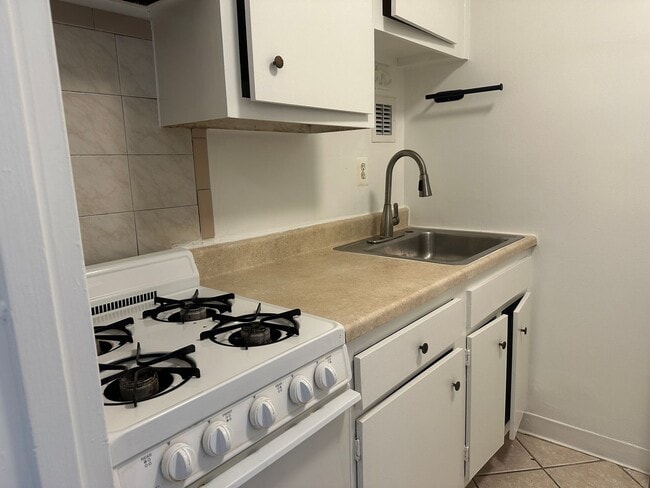 Building Photo - Rosslyn Studio | All Utilities Included | 1.5 Blocks to Metro