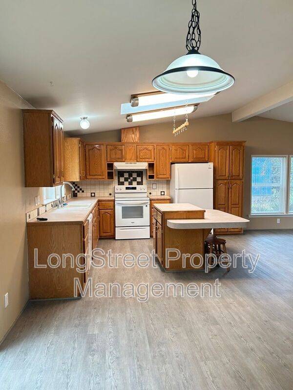 Building Photo - 2520 NW Robinhood St