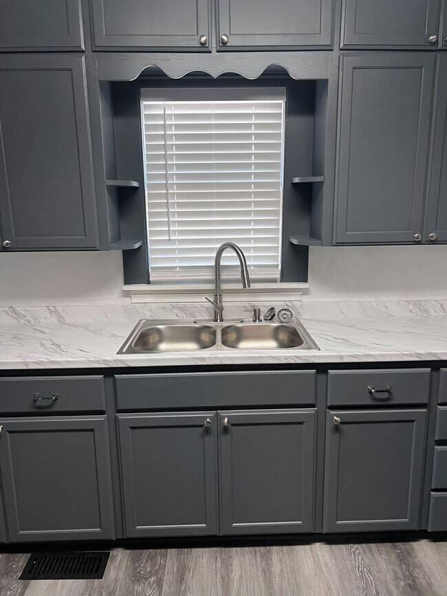 Building Photo - Remodeled 3 Bed 2 bath