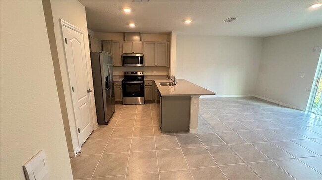 Building Photo - 2915 Canary Ave