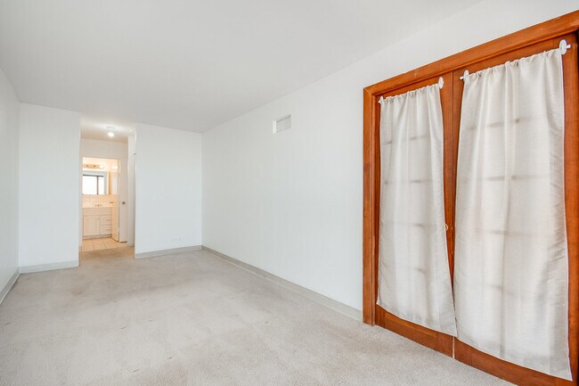 Building Photo - 1540 N La Salle Dr
