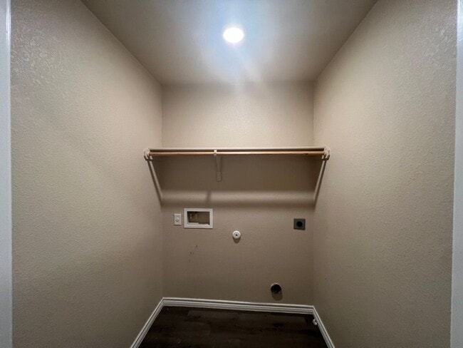 Building Photo - AVAILABLE NOW! (SECTION 8 ACCEPTED)