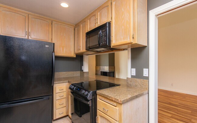 Building Photo - 4637 Park Dr