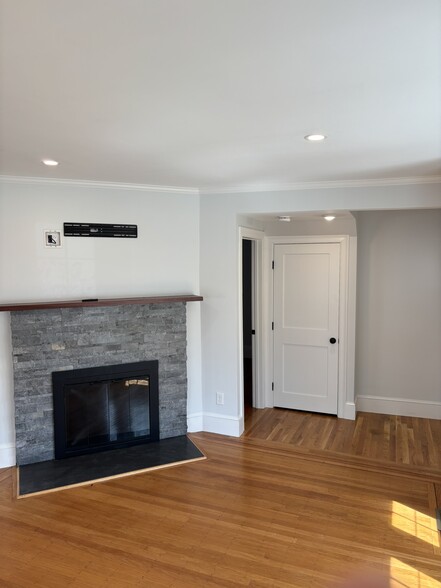 Building Photo - 168 Forest St