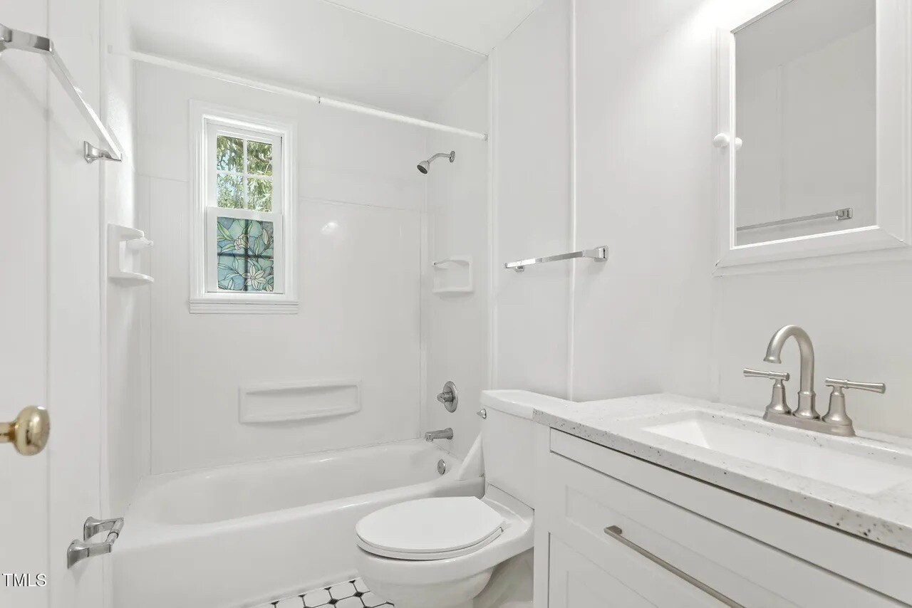 Building Photo - Room in Condo on Smallwood Dr