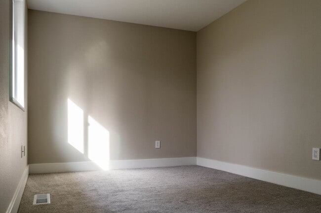 Building Photo - Fantastic Fairwood Home - Impressive interiors and lots of space