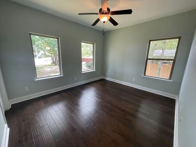 Building Photo - Gulf Breeze - Waterfront - East Bay - 4 Bedroom, 2.5 Bathrooms, plus office