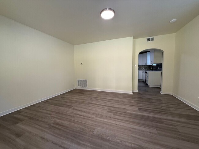 Building Photo - Updated 2BR Townhouse with off street park...