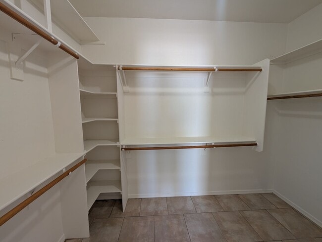 Building Photo - 3 Bedroom 2 Bathroom in Executive Palms Su...