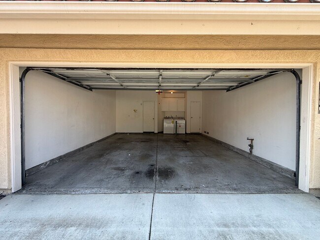 Building Photo - SD: Spacious 2BD/2.5BA Townhome in Sabre Springs with Private Backyard, 2-Car Garage & In-Unit La...