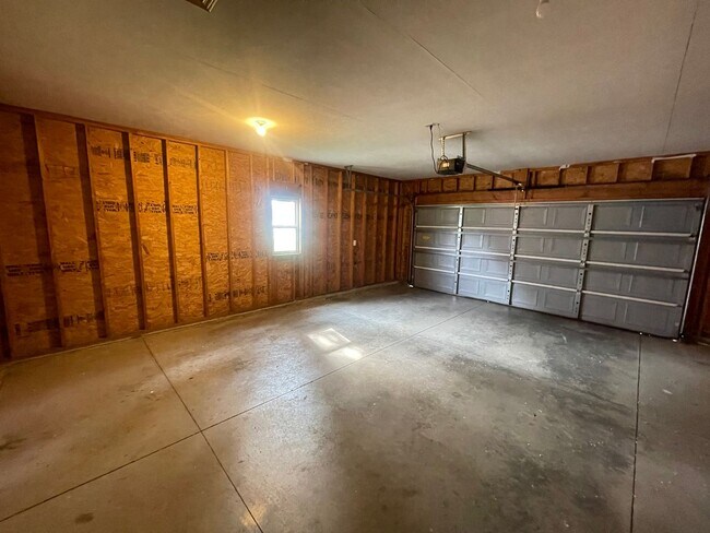 Building Photo - Spacious Duplex in Walker! Two Stall Garage!