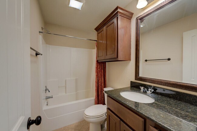 Building Photo - Beautiful Duplex with 5 Bed, 4 Bath Right ...