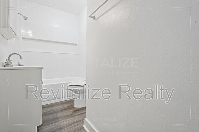 Building Photo - 202 1st St