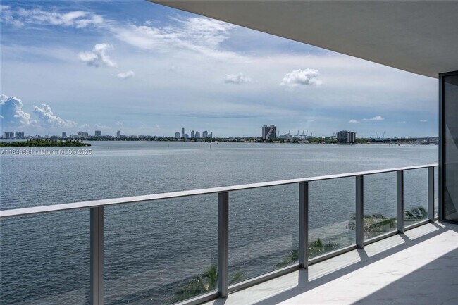 Building Photo - 700 NE 24th St