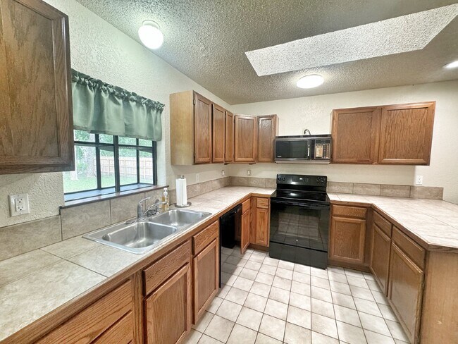 Building Photo - "Charming 2-Bedroom, 1-Bath in Horseshoe F...