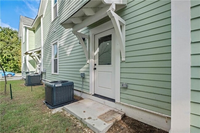 Building Photo - 772 S Locust Ave