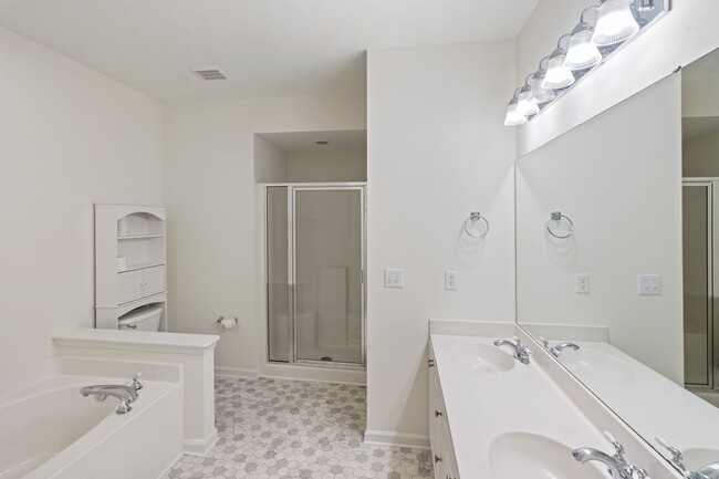 Building Photo - End Unit Townhome - 4 Bedrooms with First ...