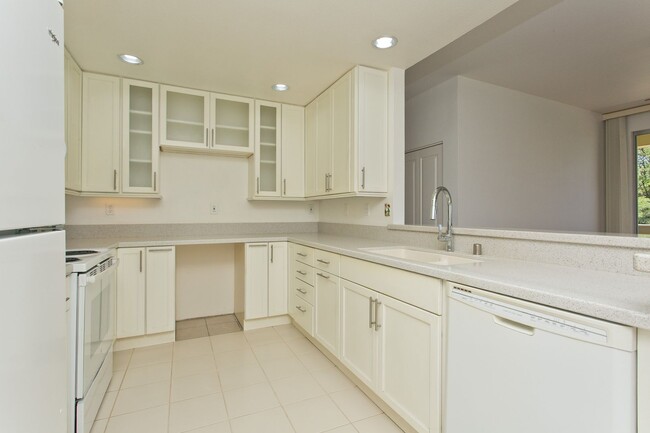 Building Photo - 3 BED, 2 BATH 2 PARKING IN GATED MOANALUA ...