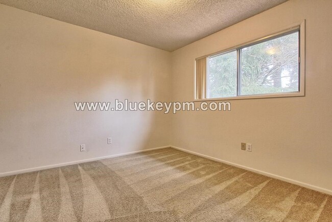 Building Photo - 2 Bed, 1.5 Baths Duplex in Hearthwood Neig...