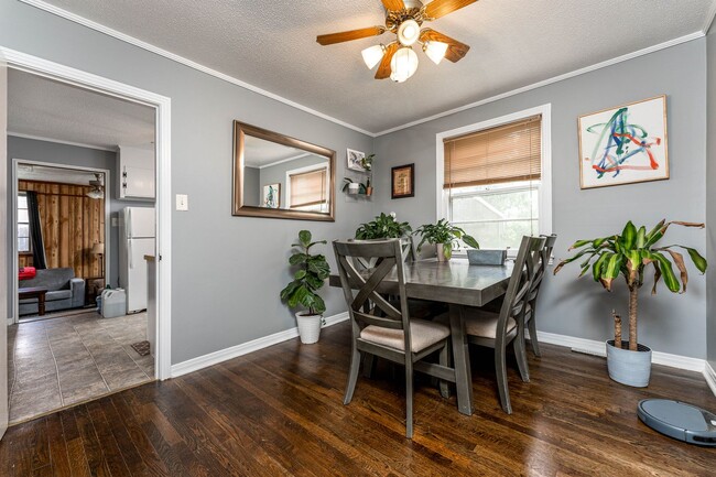 Building Photo - 206 River Heights Dr