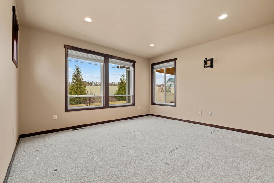 Building Photo - 755 S Perry Ave