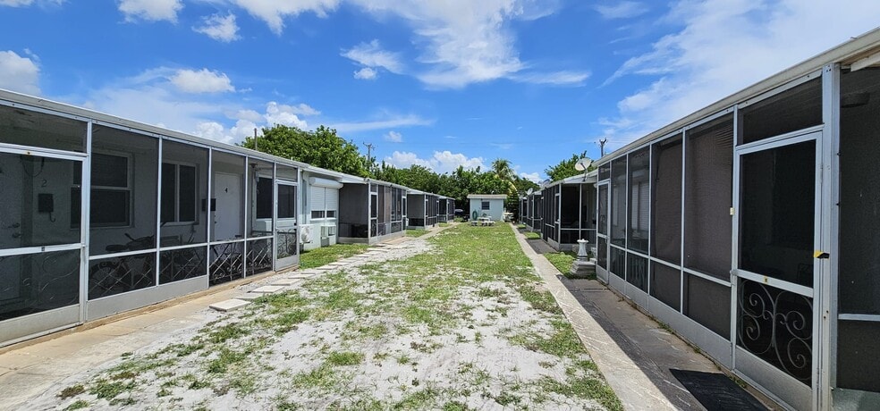 Building Photo - 2211 Lincoln St