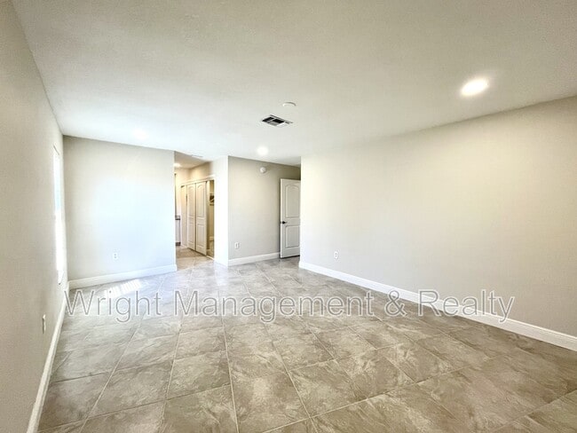 Building Photo - 5008 S Shore Dr