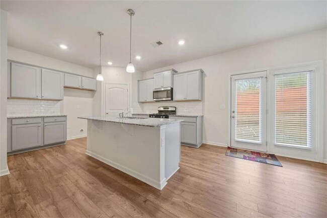 Building Photo - 826 Bentley Dr