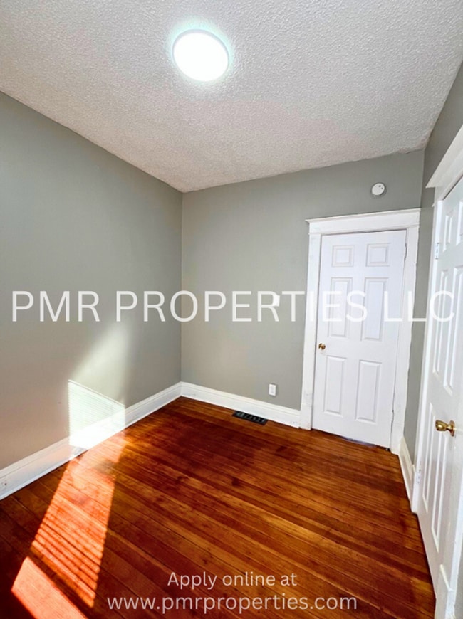 Building Photo - 4 Bedrooms/1 Bathroom House