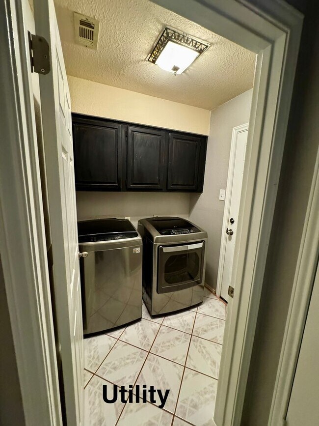 Building Photo - 8514 Red Willow Dr