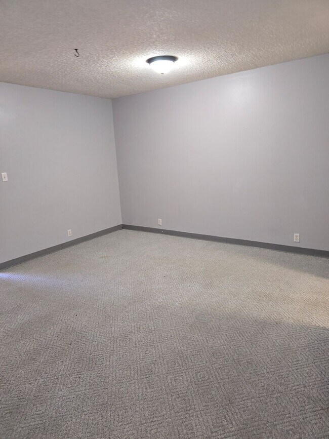 Building Photo - West Knoxville 37923 - 2 bedroom, 2 bath condo - Contact Lisa Vineyard and Shannon Russell (865) ...