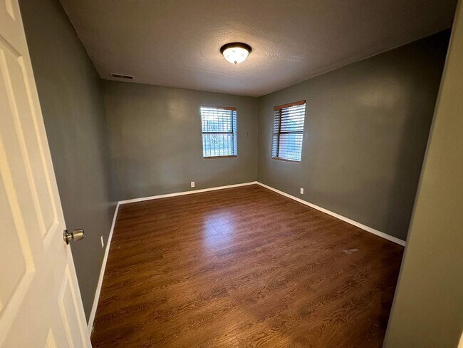 Building Photo - 609 San Clemente Ave NW