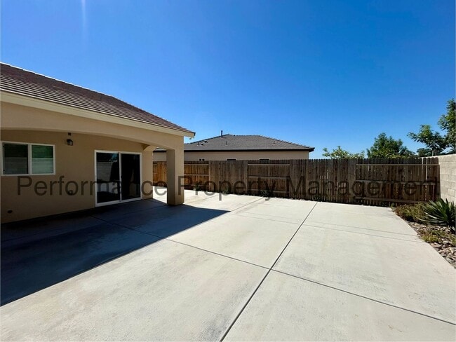 Building Photo - Stunning 4 Bed/2 Bath in Wasco w/ RBP & Se...