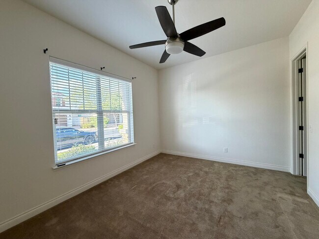 Building Photo - 9541 E Theia Dr