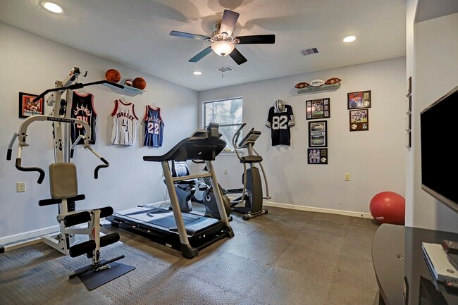 Building Photo - 1611 Lynnview Dr